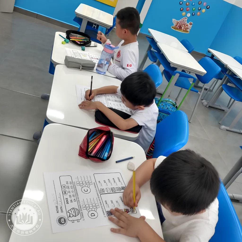 Imagem de um grupo de crianças chinesas na Escola Tian Tian realizando atividades de alfabetização em Português