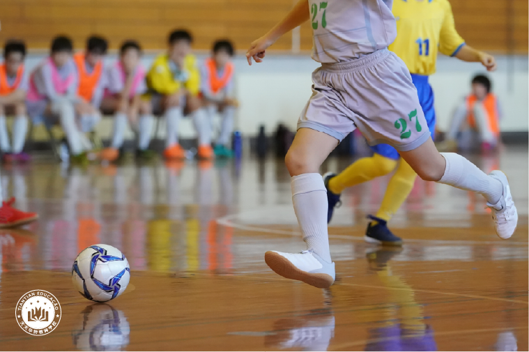 Foto ilustrativa de crianças jogando futsal