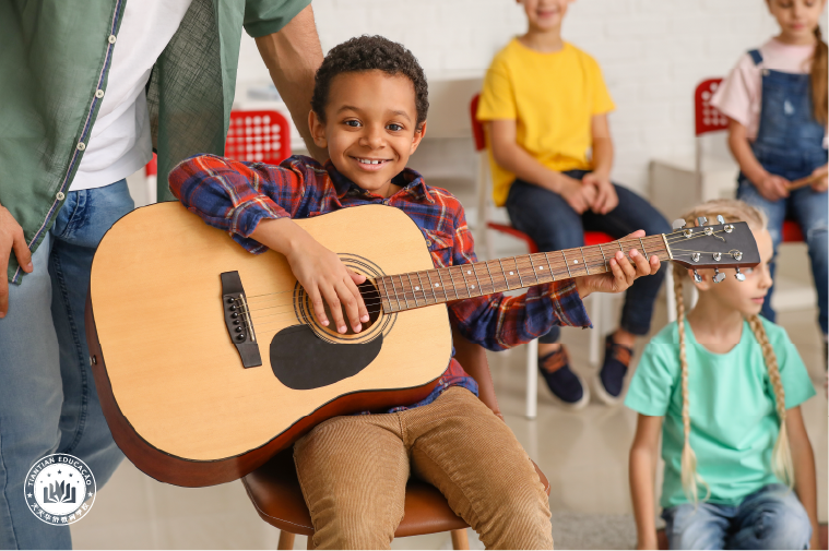 Imagem ilustrativa de uma criança recebendo aulas de violão